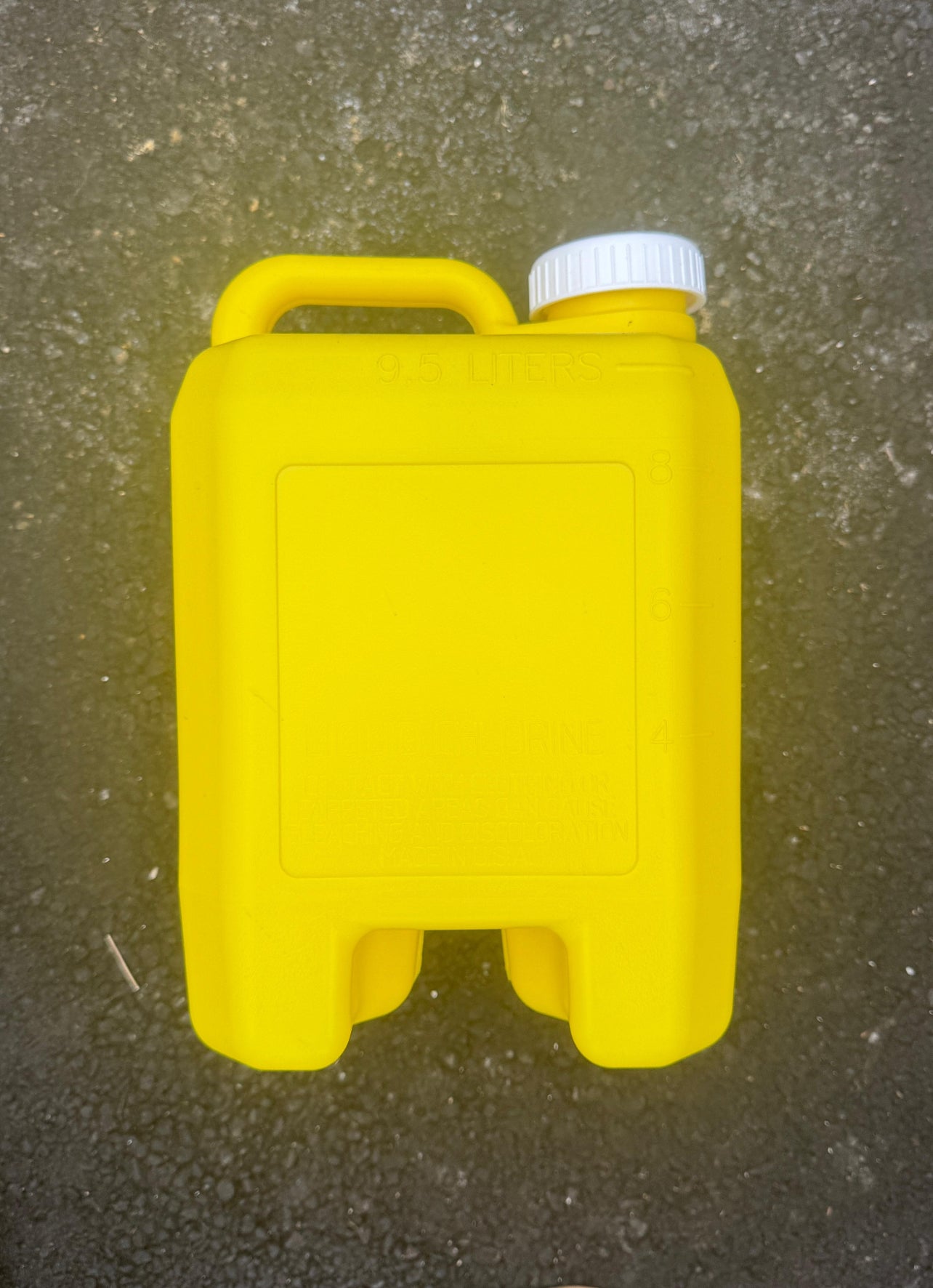 Designed for chlorine and other pool chemicals, this durable and reliable 2.5 Gl jug is perfect for safely storing and dispensing chlorine, helping you maintain a clean and clear swimming pool. 