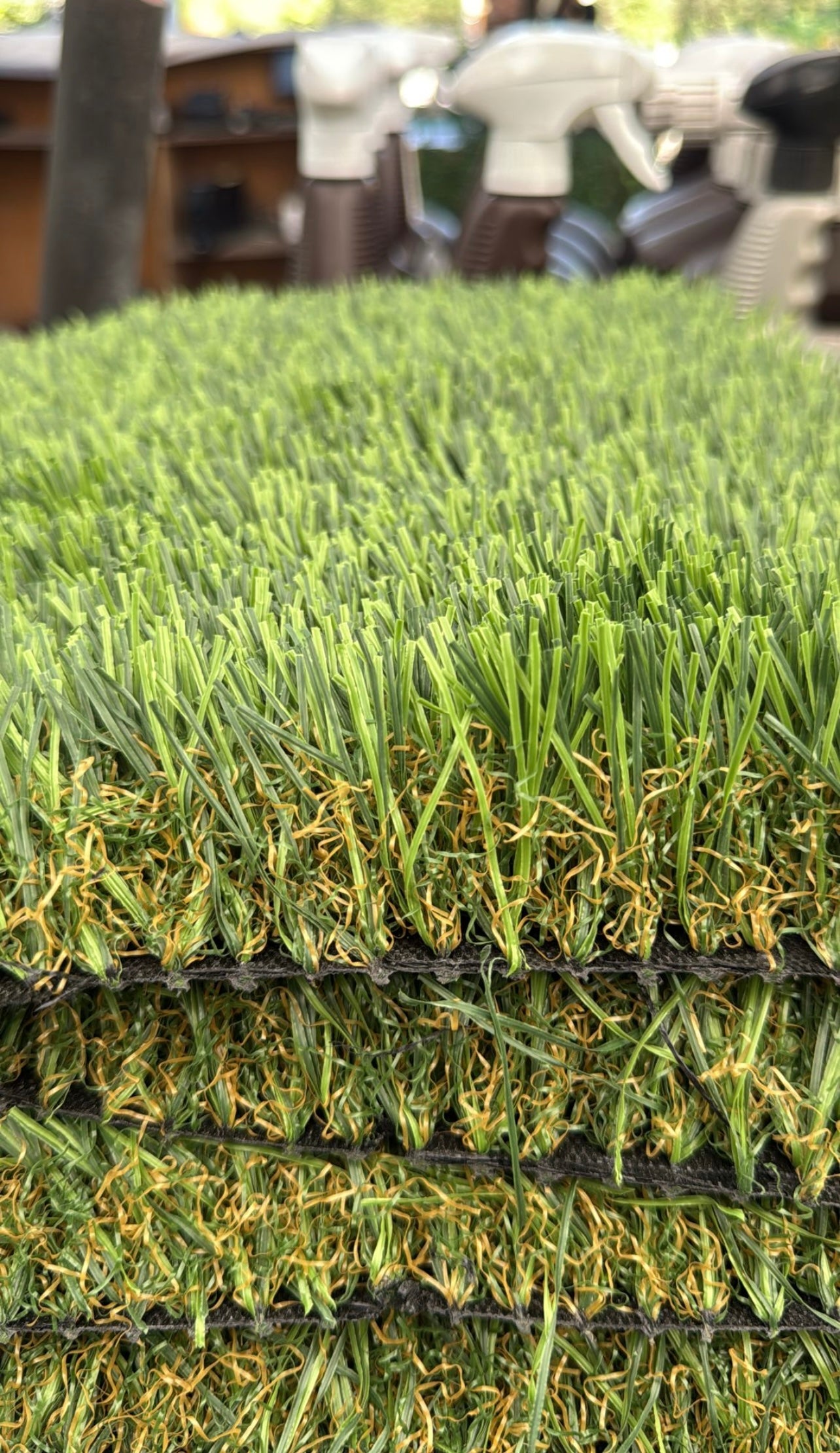 Perfect for lawns, gardens, playgrounds, and sports fields, it offers a durable and low-maintenance solution that remains beautiful and lush all year round. Its soft, resilient fibers ensure comfort underfoot while being pet-friendly and weather-resistant.
Pile height of 1.97 inches. 