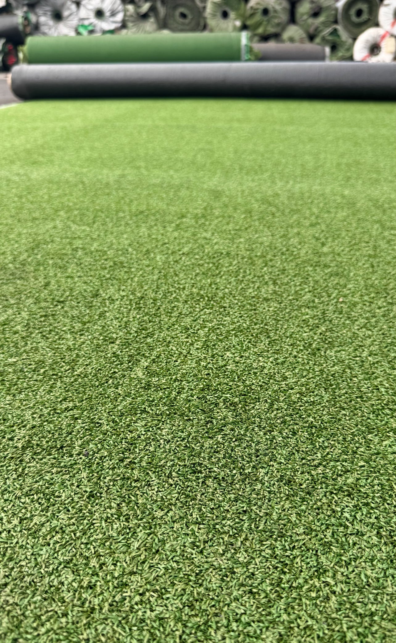 Perfectly suited for putting greens, golf simulators, and driving ranges, this turf delivers a realistic, professional feel that mimics natural grass. Crafted for durability, UV resistance, and low maintenance, it’s the ideal choice for year-round use and consistent practice with minimal effort.
Pile height of 0.98 inches.