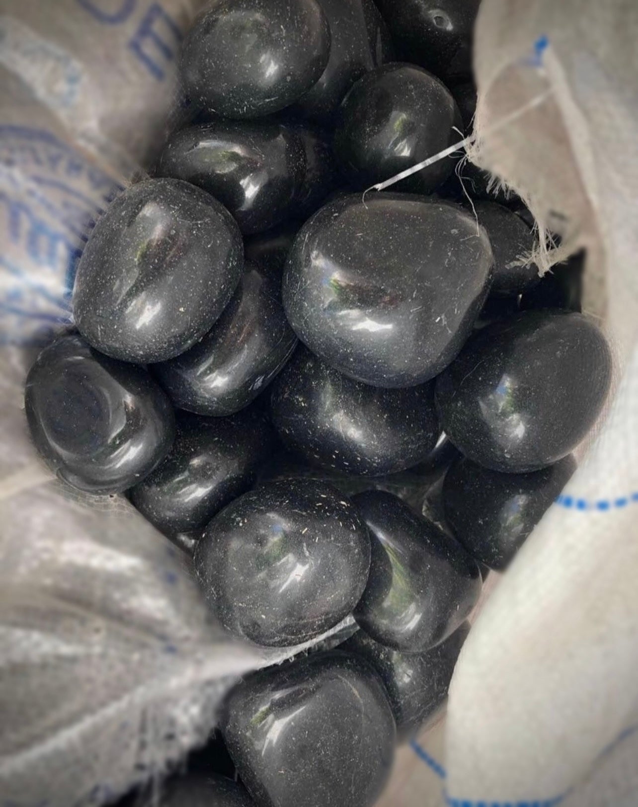 These stones are ideal for a variety of decorative uses, whether you’re looking to add elegance to your garden paths, create a modern look for your indoor plants, or bring style to your aquariums.