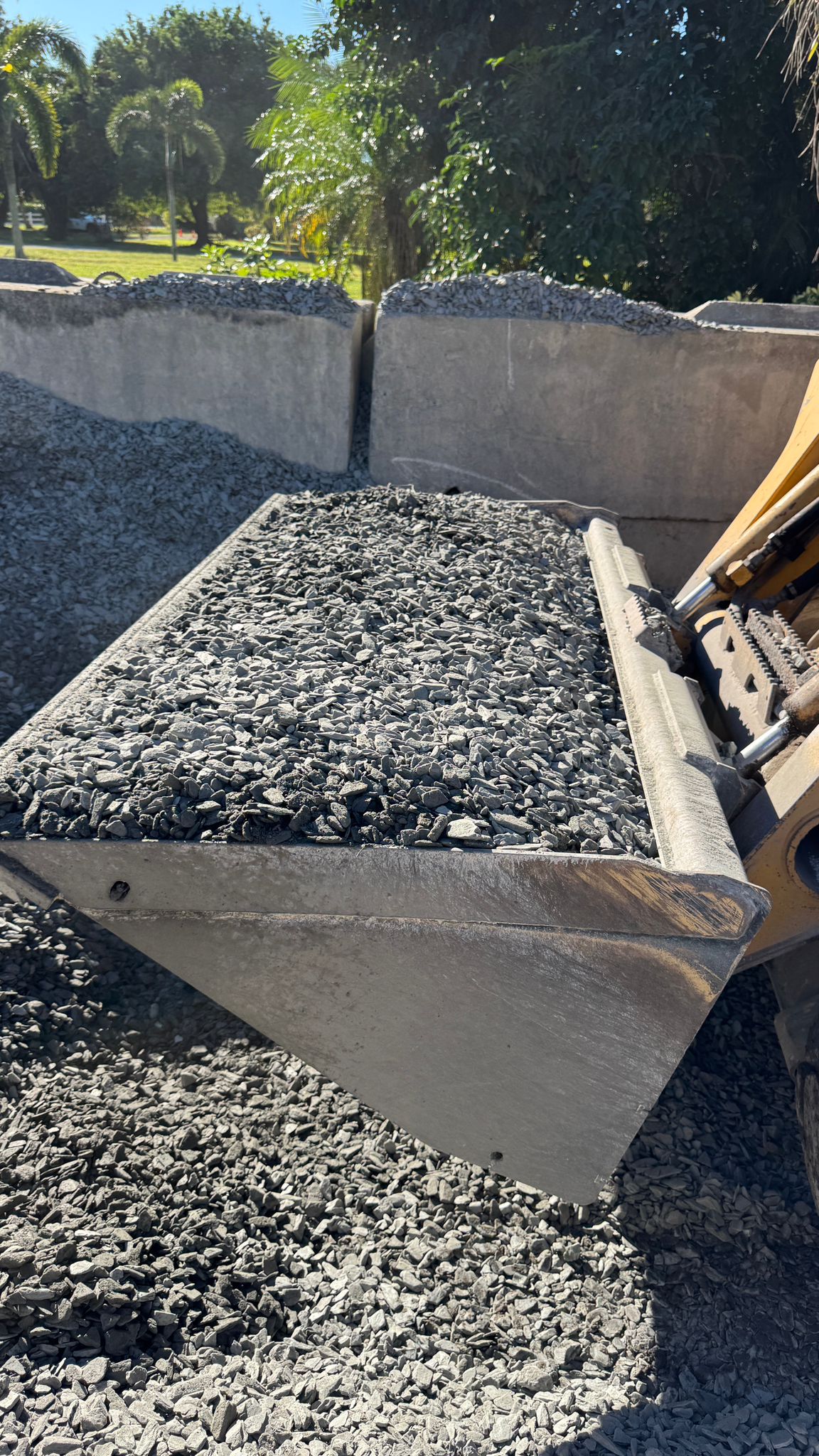 Enhance your landscape with Black Slate Stone Chips, a sleek and modern ground cover ideal for various outdoor projects. Known for their deep black color and natural texture, these stone chips provide a dramatic and refined look that complements any garden, walkway, or decorative feature. 