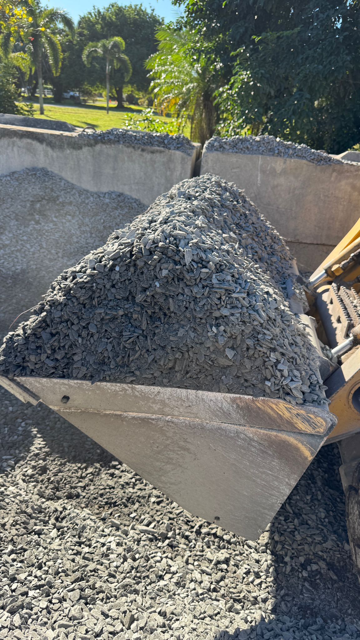 Enhance your landscape with Black Slate Stone Chips, a sleek and modern ground cover ideal for various outdoor projects. Known for their deep black color and natural texture, these stone chips provide a dramatic and refined look that complements any garden, walkway, or decorative feature. 