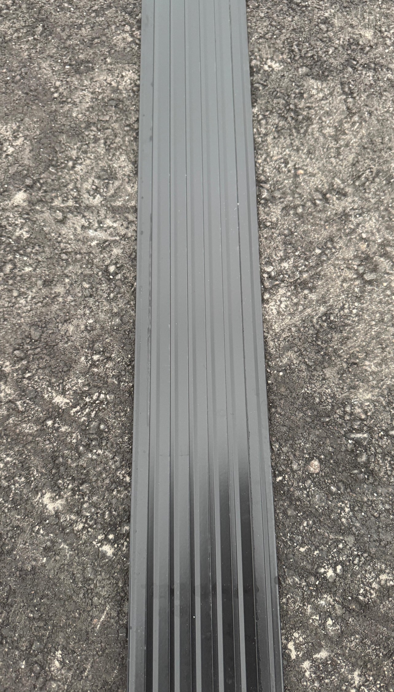 Featuring a sleek, modern design and a 4-inch width, this border is perfect for creating sharp, clean lines around gardens, flower beds, paths, driveways, and tree rings. Crafted for durability and style, it adds a polished, professional finish to your landscaping projects, enhancing the beauty and structure of your outdoor areas.