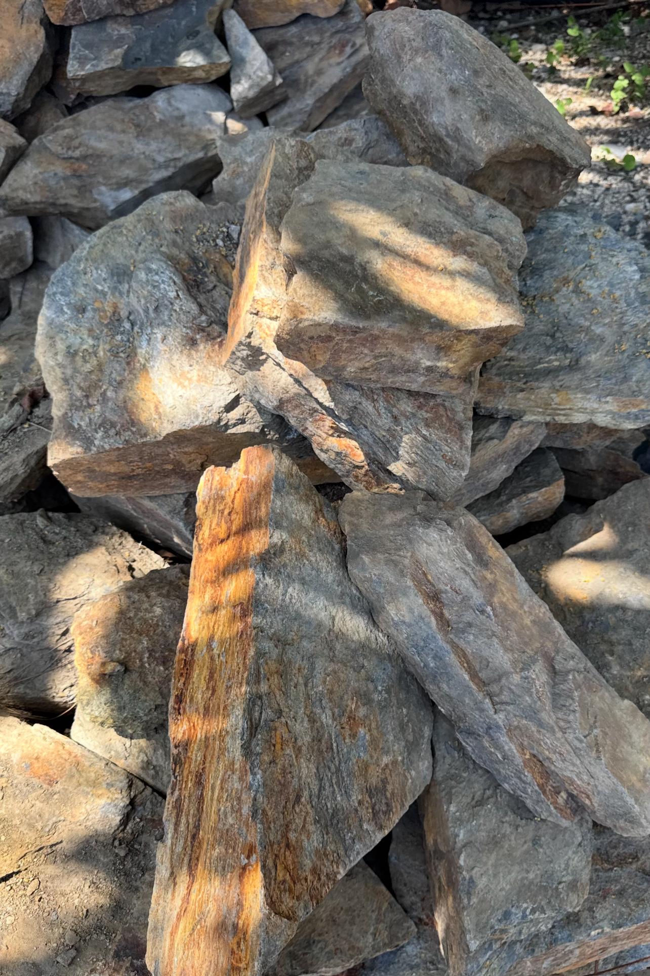 Enhance your garden with the bold, earthy tones of Dark Brown Caprock. This Colombian stone is ideal for creating contrast in bright landscapes, framing plants, or building natural retaining walls.