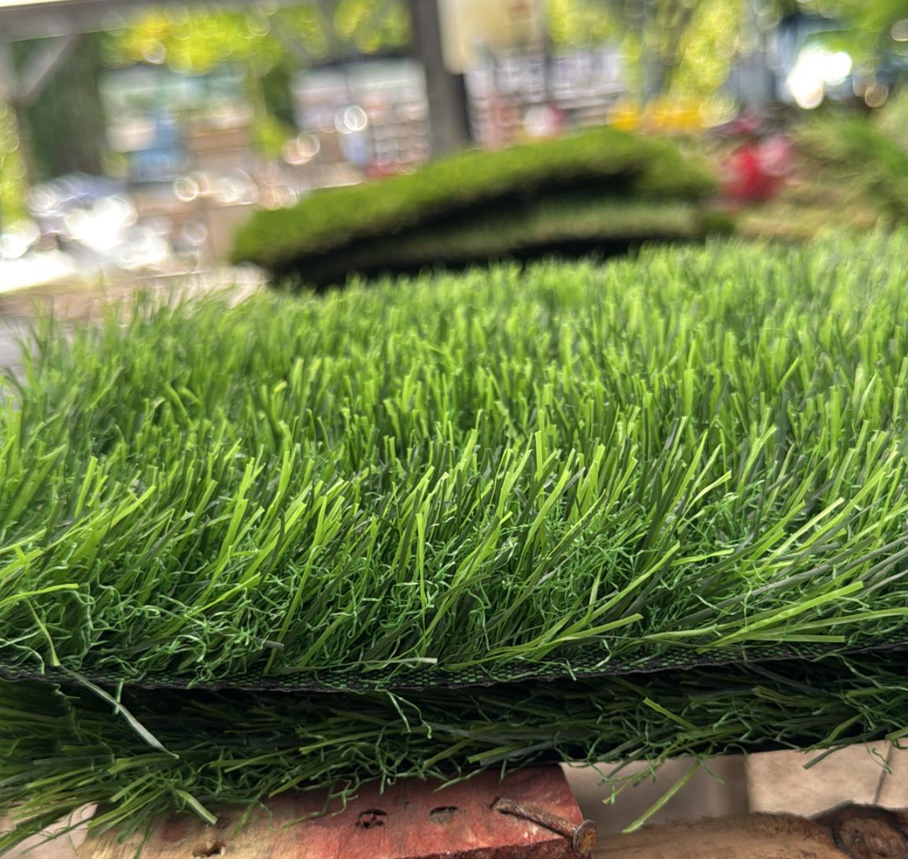 Perfect for lawns, gardens, playgrounds, and sports fields, it offers a durable and low-maintenance solution that remains beautiful and lush all year round. Its soft, resilient fibers ensure comfort underfoot while being pet-friendly and weather-resistant.
Pile height of 1.96 inches.