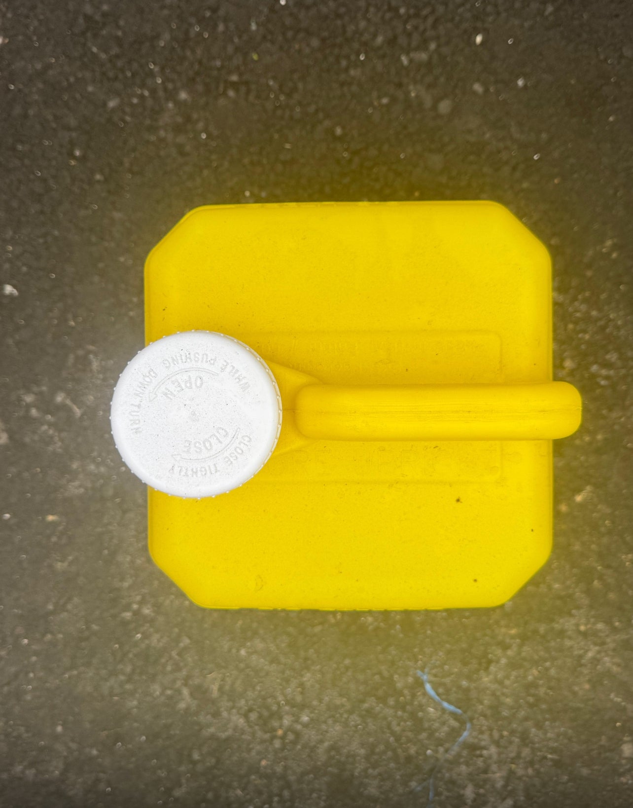 Designed for chlorine and other pool chemicals, this durable and reliable 2.5 Gl jug is perfect for safely storing and dispensing chlorine, helping you maintain a clean and clear swimming pool. 