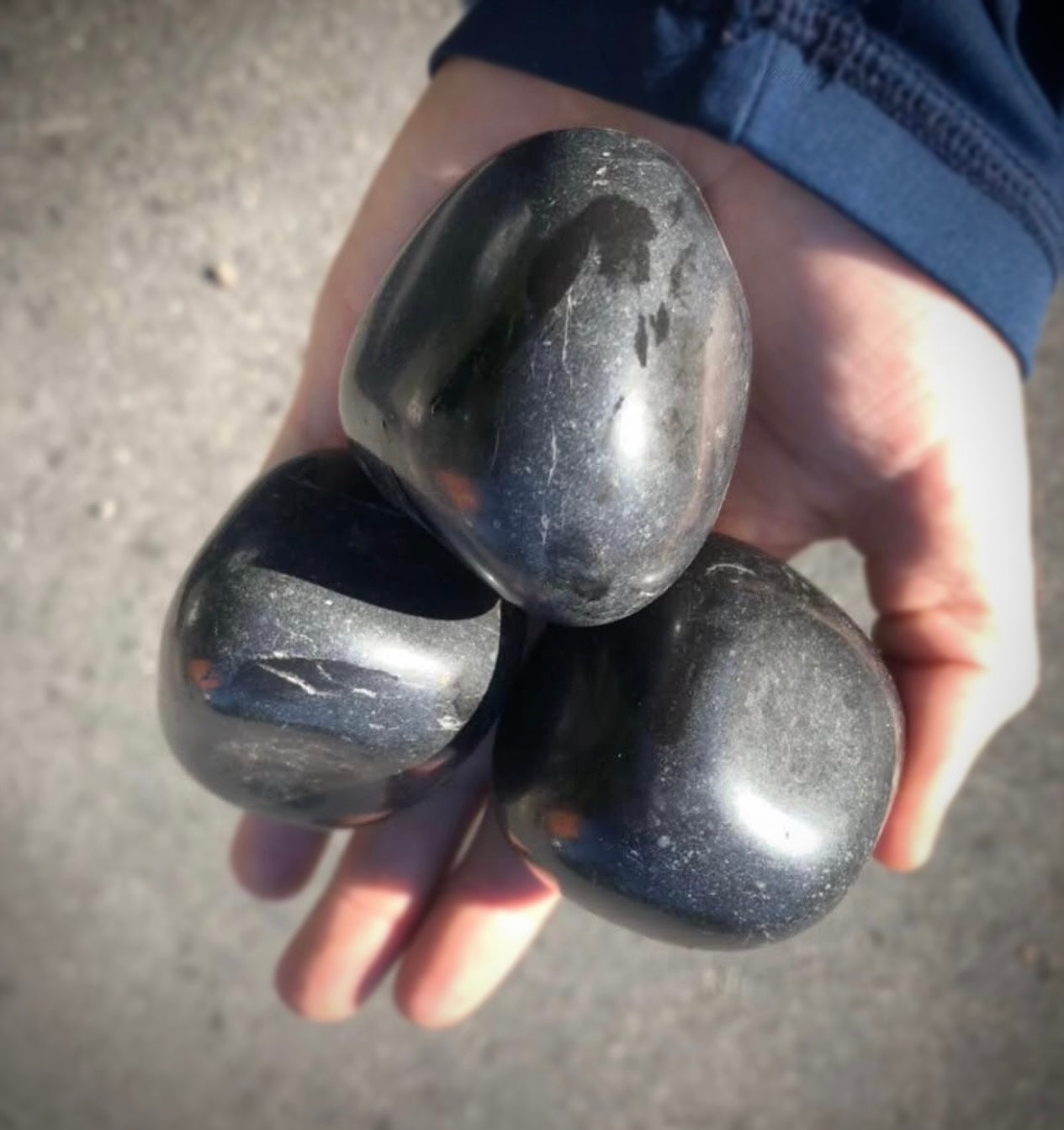 These stones are ideal for a variety of decorative uses, whether you’re looking to add elegance to your garden paths, create a modern look for your indoor plants, or bring style to your aquariums.