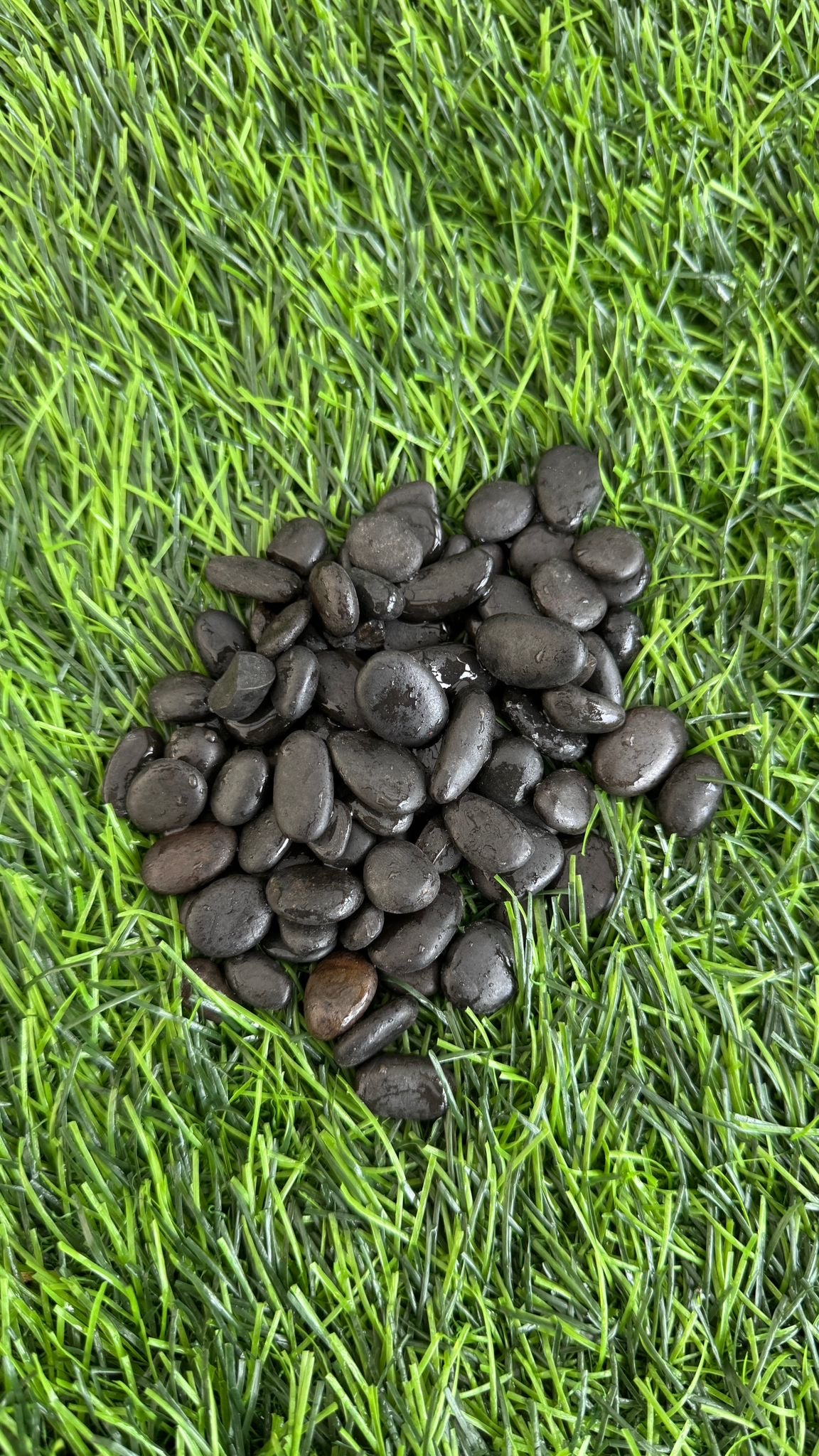 These stones are ideal for a variety of decorative uses, whether you’re looking to add elegance to your garden paths, create a modern look for your indoor plants, or bring style to your aquariums.