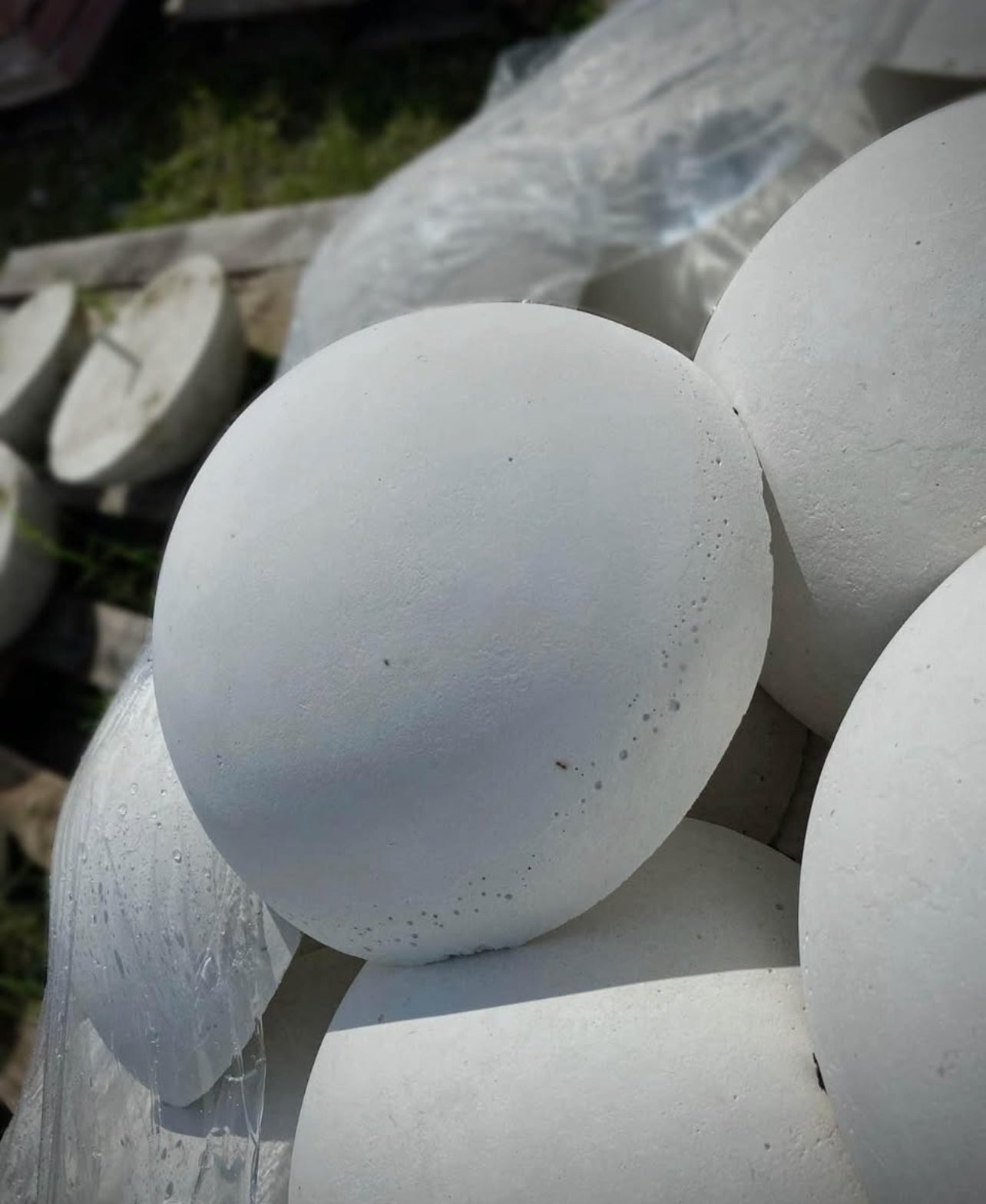 Perfect for adding a modern, sculptural touch to gardens, patios, pathways, or driveways. These stones are durable and weather-resistant, making them an excellent choice for both decorative and functional use. 