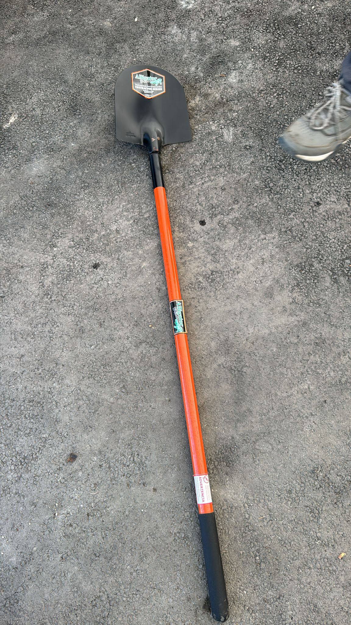 Great for digging and planting, with a rounded blade designed for penetrating soil and making deep holes.