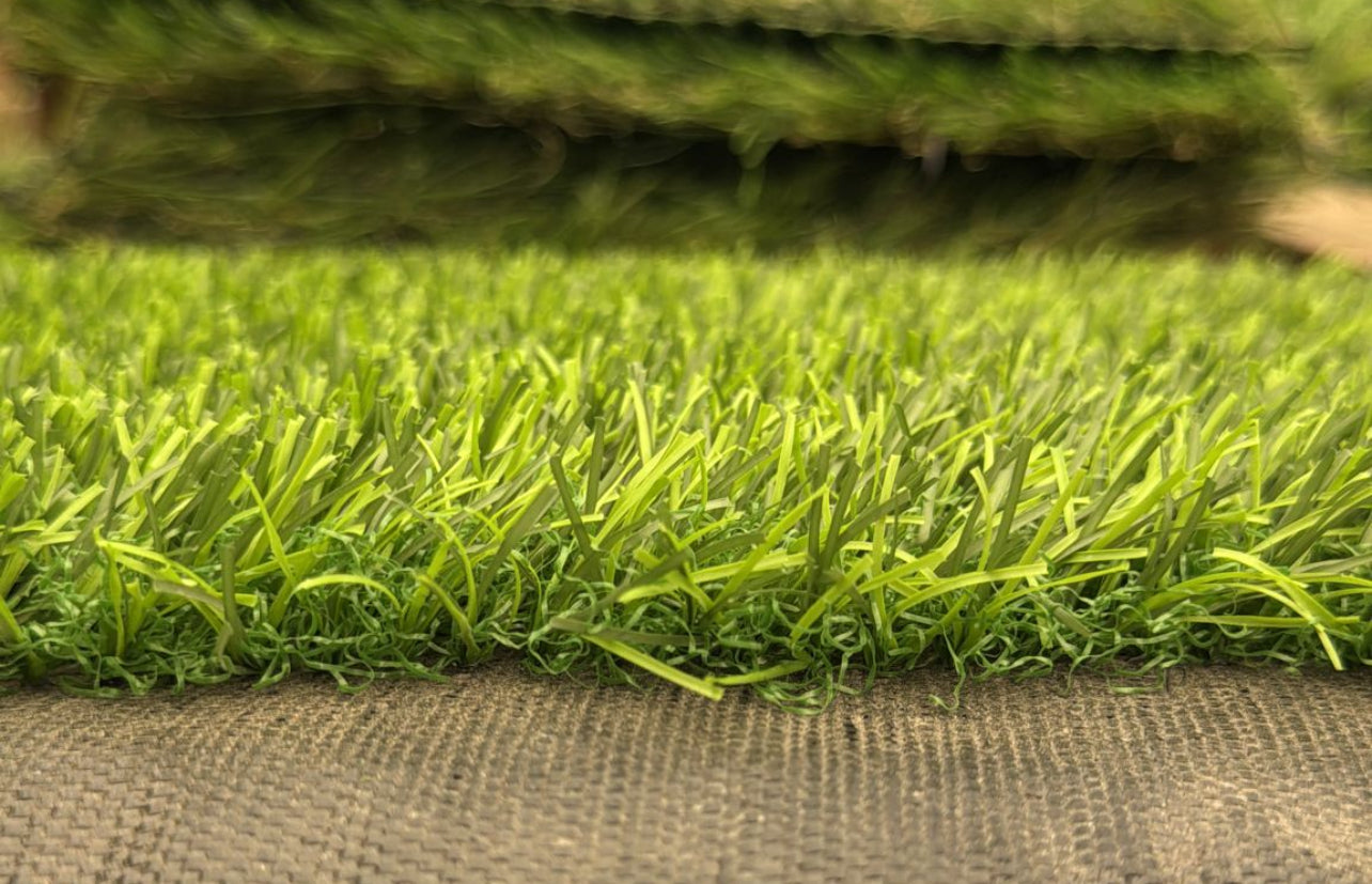 Perfect for lawns, gardens, playgrounds, and sports fields, it offers a durable and low-maintenance solution that remains beautiful and lush all year round. Its soft, resilient fibers ensure comfort underfoot while being pet-friendly and weather-resistant.
Pile height of 1.57 inches