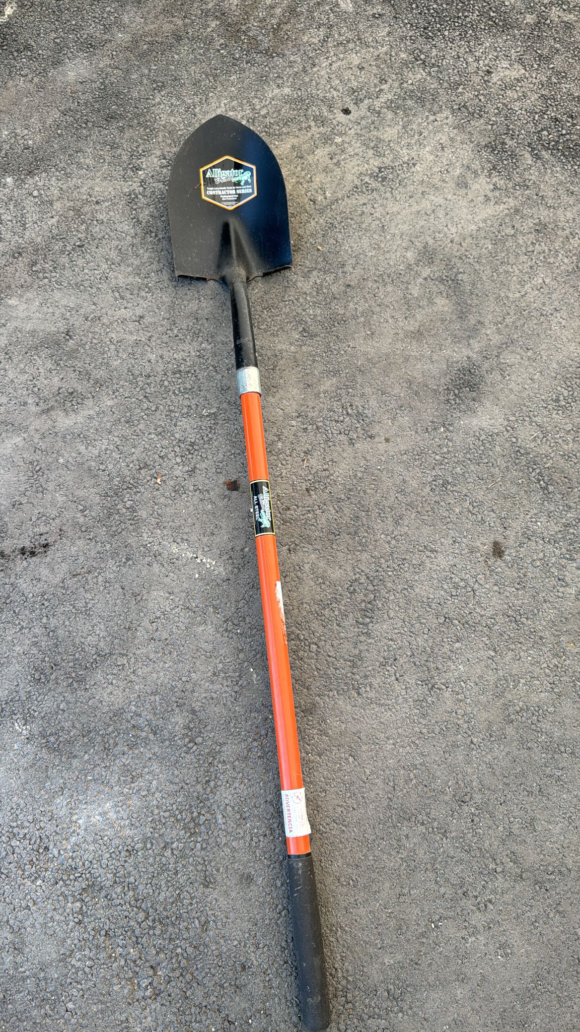 Excellent for tough digging jobs, its pointed tip easily cuts through hard soil, roots, and other obstructions.