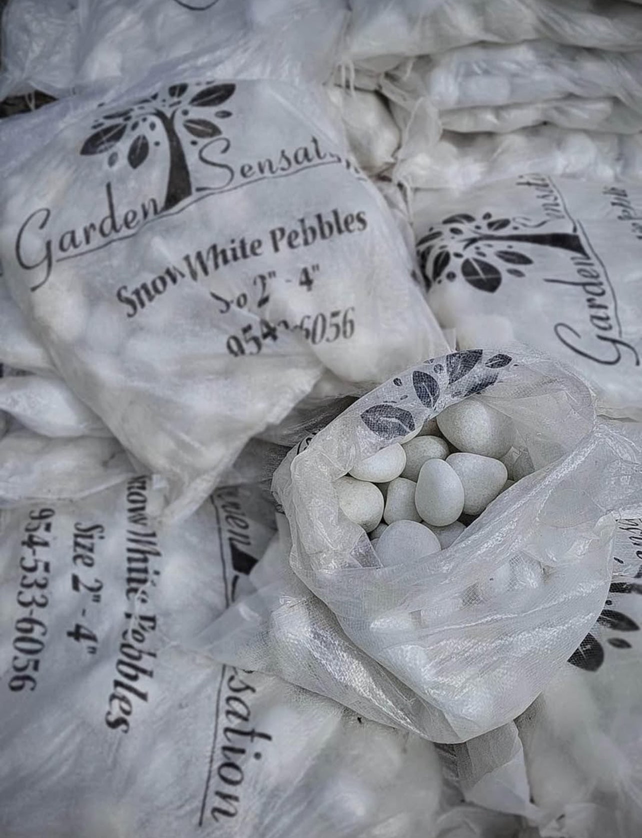 These smooth white stones are perfect for adding a clean, elegant look to any garden, pathway, or water feature. Their bright color provides a stunning contrast to greenery and flowers, making them ideal for both decorative and functional landscaping projects.