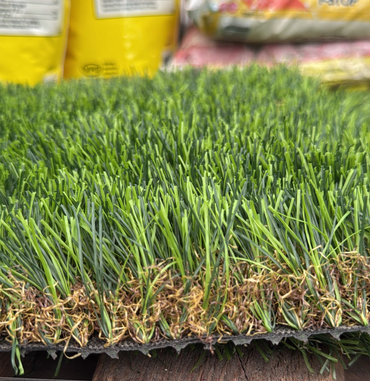 Perfect for lawns, gardens, playgrounds, and sports fields, it offers a durable and low-maintenance solution that remains beautiful and lush all year round. Its soft, resilient fibers ensure comfort underfoot while being pet-friendly and weather-resistant.
Pile height of 1.77 inches.