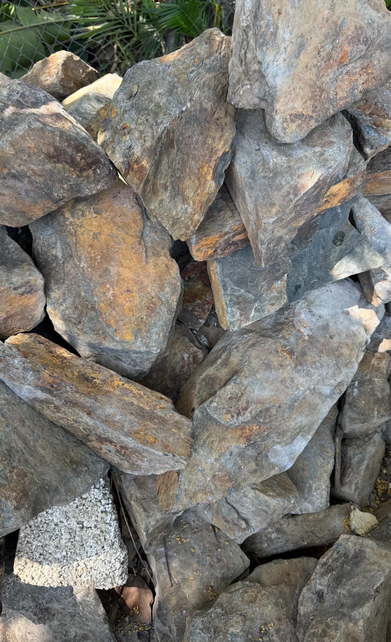 Enhance your garden with the bold, earthy tones of Dark Brown Caprock. This Colombian stone is ideal for creating contrast in bright landscapes, framing plants, or building natural retaining walls.