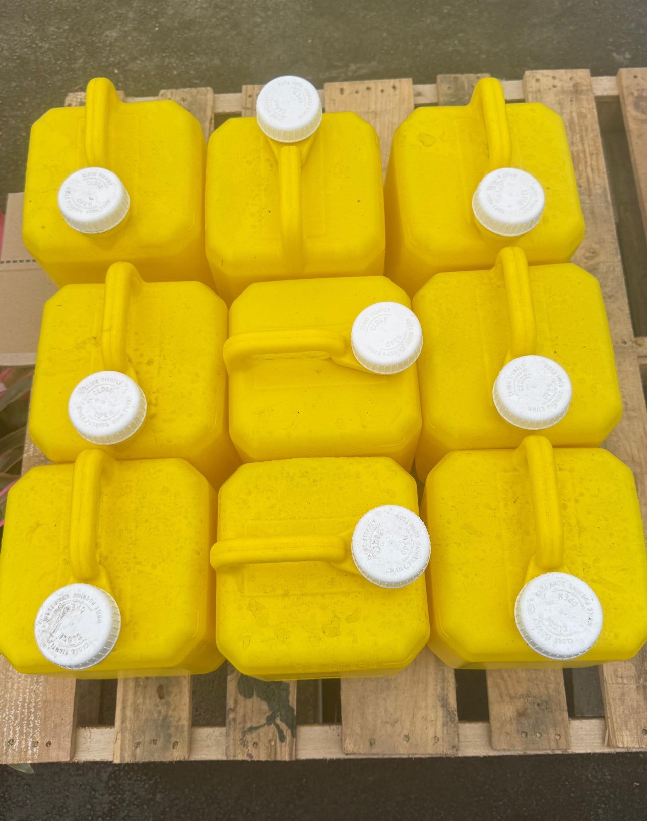 Designed for chlorine and other pool chemicals, this durable and reliable 2.5 Gl jug is perfect for safely storing and dispensing chlorine, helping you maintain a clean and clear swimming pool.&nbsp;