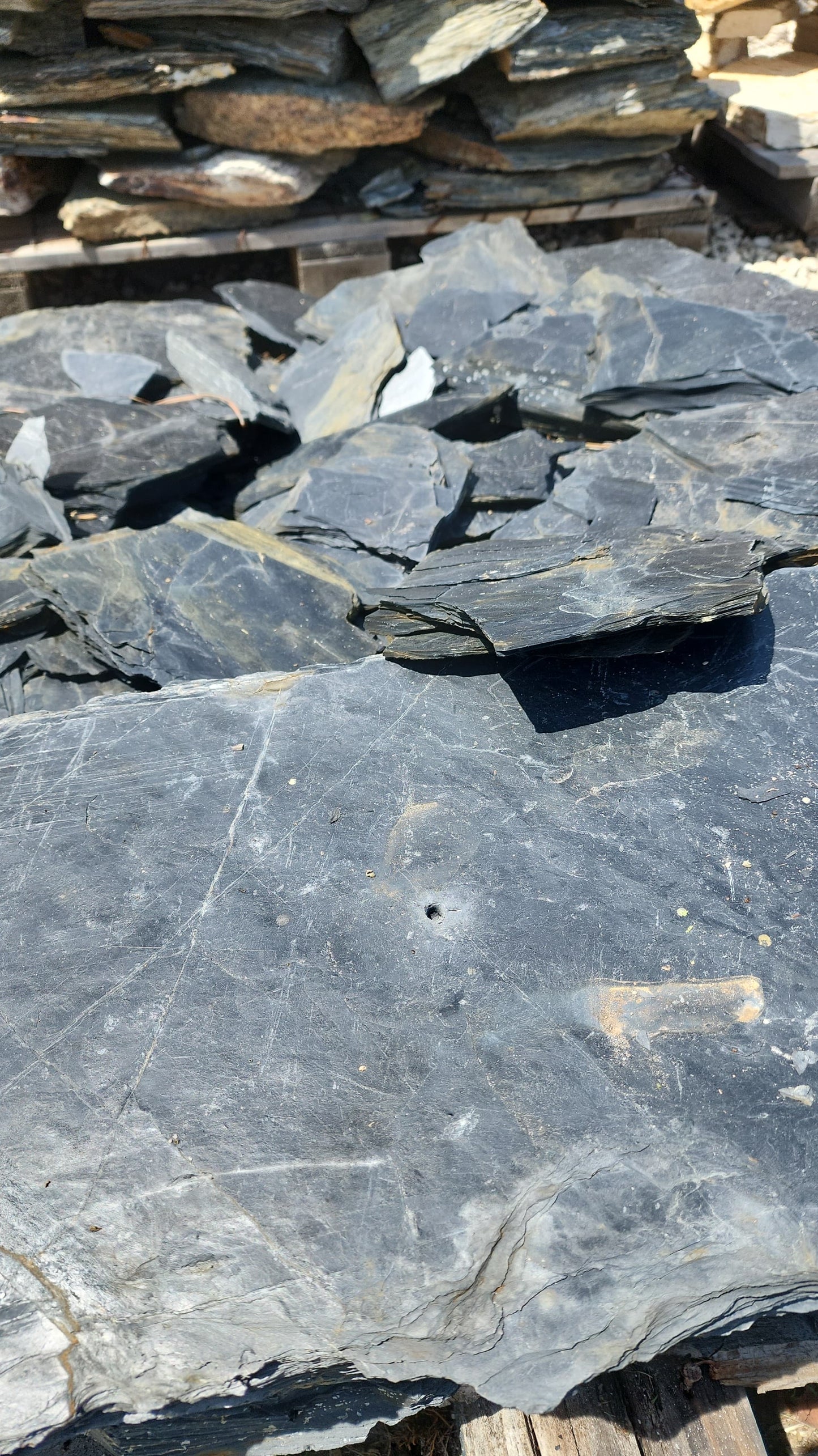 This beautiful natural stone combines durability and style, offering a sophisticated finish that enhances any environment. Its versatile and elegant design makes it the perfect choice for patios, walkways, terraces, and more.&nbsp;