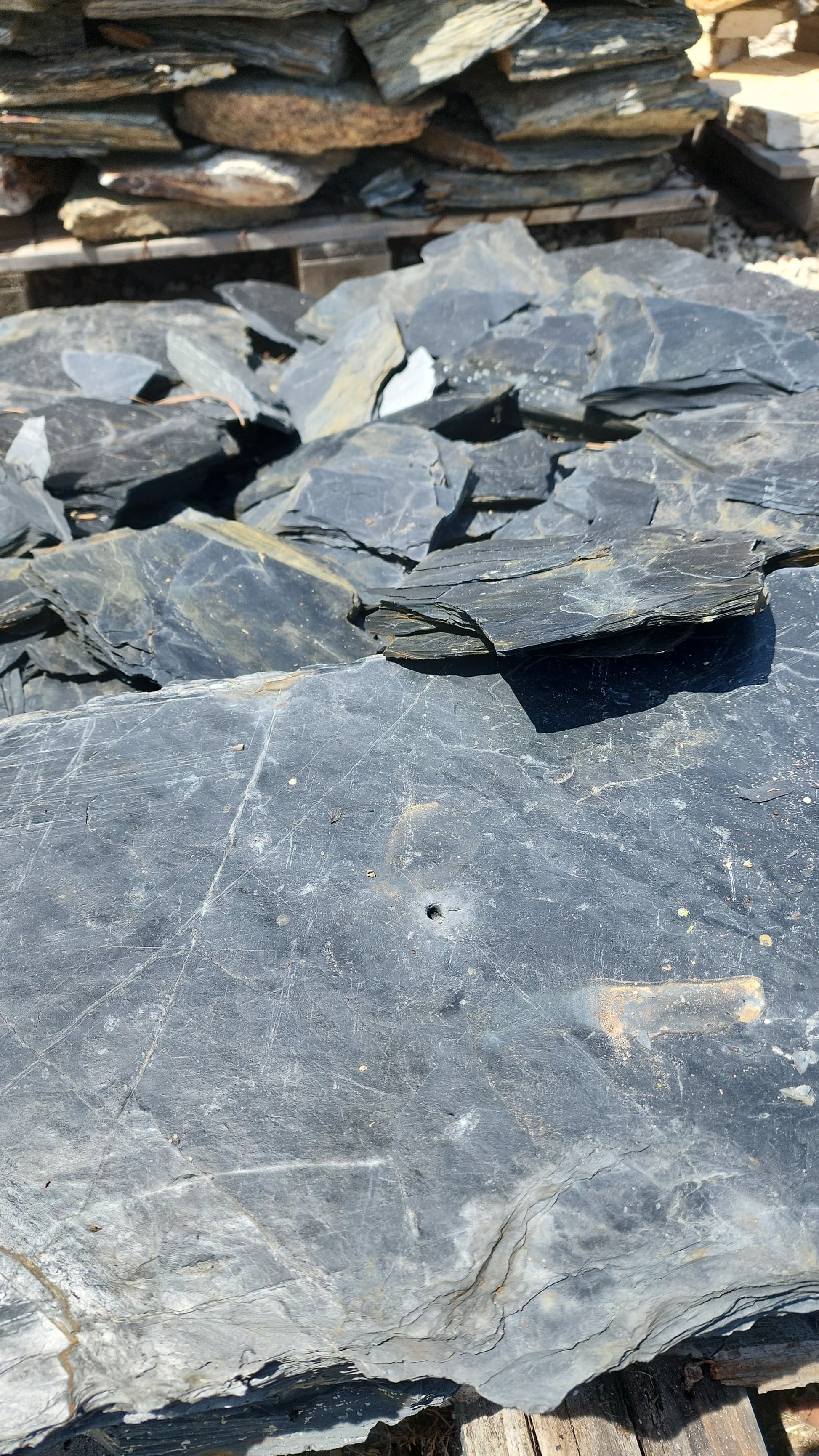 This beautiful natural stone combines durability and style, offering a sophisticated finish that enhances any environment. Its versatile and elegant design makes it the perfect choice for patios, walkways, terraces, and more.&nbsp;