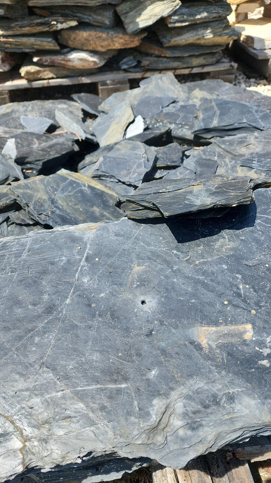 This beautiful natural stone combines durability and style, offering a sophisticated finish that enhances any environment. Its versatile and elegant design makes it the perfect choice for patios, walkways, terraces, and more.&nbsp;