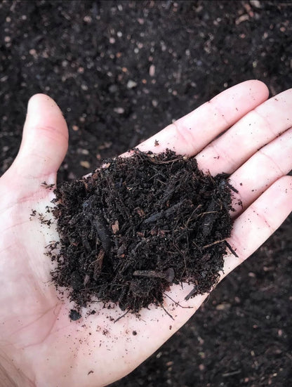 This high-quality blend, composed of 75% compost and 25% pine bark, is perfect for containers, garden beds, and indoor or outdoor use.&nbsp;It's very light, provides excellent drainage, and is packed with nutrients, ensuring your plants thrive. Ideal for planting flowers, vegetables, herbs, and more, it promotes healthy root development and vigorous growth.&nbsp;