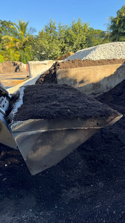 This high-quality blend, composed of 75% compost and 25% pine bark, is perfect for containers, garden beds, and indoor or outdoor use.&nbsp;It's very light, provides excellent drainage, and is packed with nutrients, ensuring your plants thrive. Ideal for planting flowers, vegetables, herbs, and more, it promotes healthy root development and vigorous growth.&nbsp;