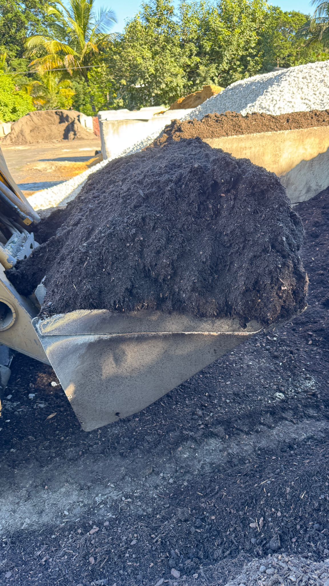 This high-quality blend, composed of 75% compost and 25% pine bark, is perfect for containers, garden beds, and indoor or outdoor use.&nbsp;It's very light, provides excellent drainage, and is packed with nutrients, ensuring your plants thrive. Ideal for planting flowers, vegetables, herbs, and more, it promotes healthy root development and vigorous growth.&nbsp;